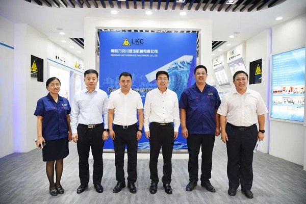 為高質(zhì)量發(fā)展賦能!青島高新區(qū)李天傳主任至力克川液壓調(diào)研.jpg 為高質(zhì)量發(fā)展賦能!青島高新區(qū)李天傳主任至力克川液壓調(diào)研.jpg