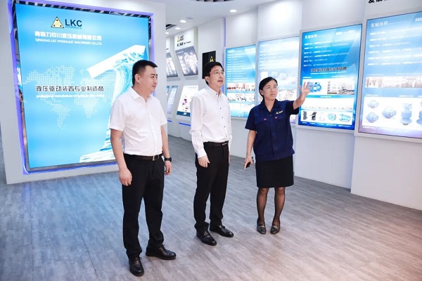 為高質(zhì)量發(fā)展賦能!青島高新區(qū)李天傳主任至力克川液壓調(diào)研3.jpg 為高質(zhì)量發(fā)展賦能!青島高新區(qū)李天傳主任至力克川液壓調(diào)研3.jpg