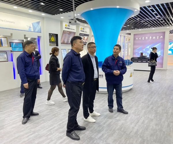 廣州塔山機械、廣州韓川液壓、江蘇靖江新世紀液壓、無錫密斯特智能裝備制造有限公司一行6人蒞臨力克川參觀交流3.jpg 廣州塔山機械、廣州韓川液壓、江蘇靖江新世紀液壓、無錫密斯特智能裝備制造有限公司一行6人蒞臨力克川參觀交流3.jpg